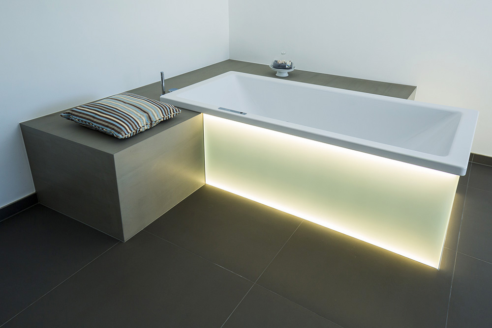 Moderne Badewanne von Fliesen Hof: Erlenbruch